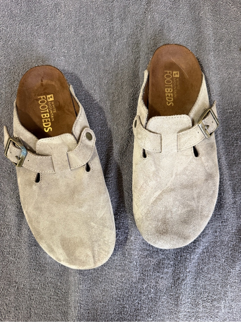 Women’s Suede Slip-On Clogs in Light Gray